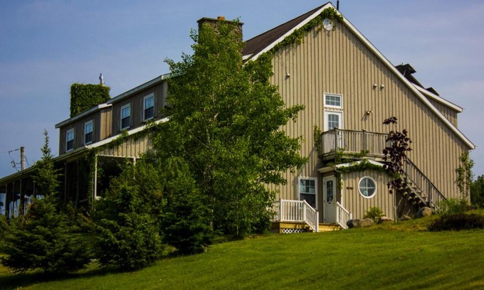 North River Bridge Hotel | Chanterelle Inn & Cottages featuring Restaurant 100 KM