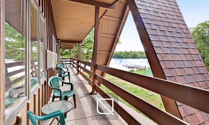 Eagle River Apartment | Chanticleer Inn 43