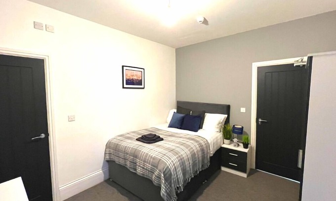 Grimsby House | Chantry Suites Double Room with En-Suite in DN31