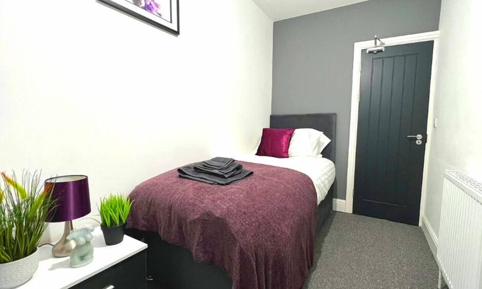 Grimsby House | Chantry Suites Single Room in DN31