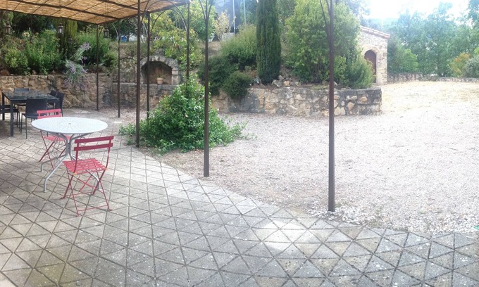 Creissels Apartment | Character apartment in Millau Creissels overlooking the Viaduct