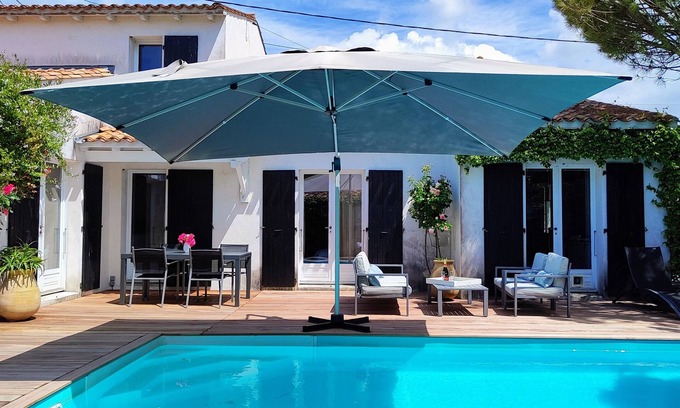 Dompierre-sur-Mer Villa | Character villa with heated pool