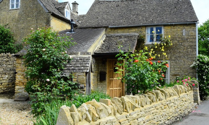 Bourton Cottage | Characterful 16th Century Cottage, off street parking, 2 Min Walk to Village!