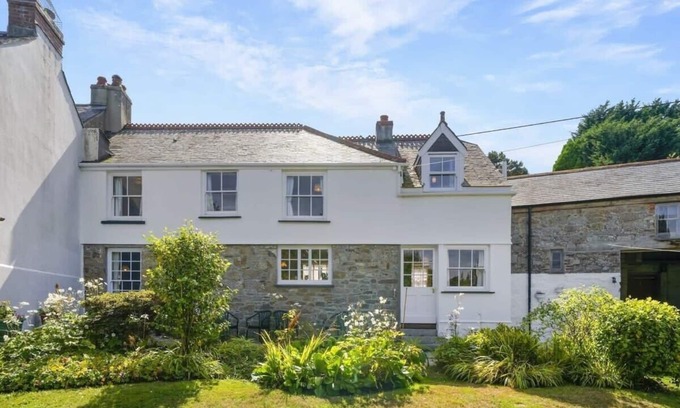 Mabe House | Characterful Cottage in Penryn, Private Parking