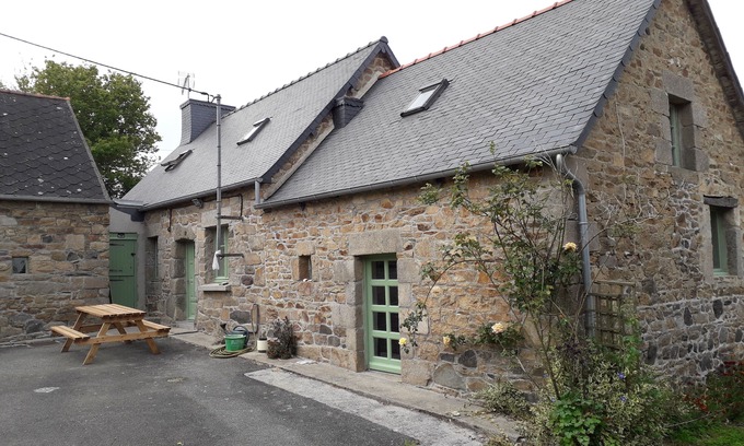 Belle-Isle-en-Terre House | Characteristic stone house near the village
