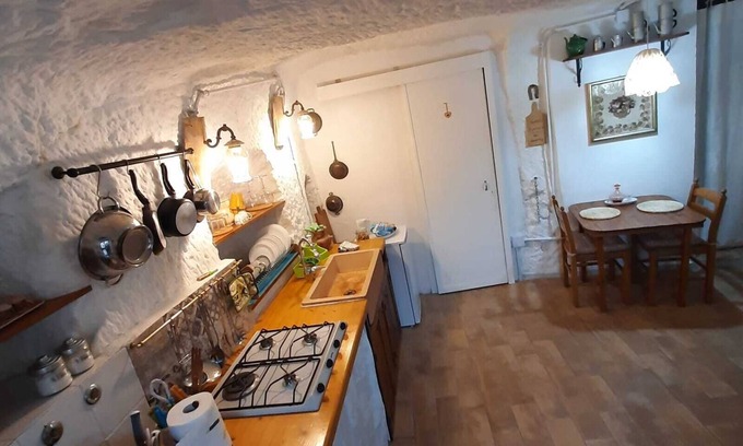 Fabrica di Roma House | Characteristic cave from the 1200s
