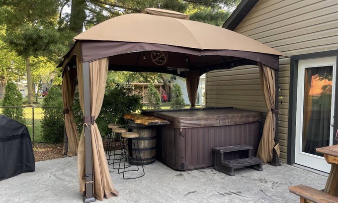 Colchester House | Chardonnay Bay- wine country, beach, hot tub and pet friendly!