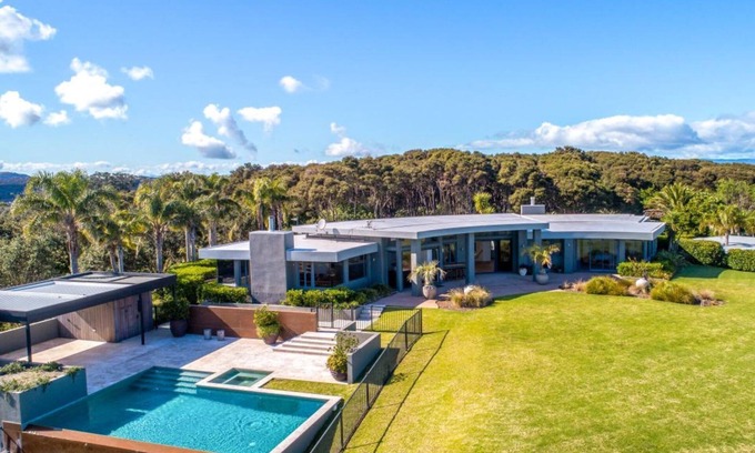 Omiha House | Chardy Ridge Summary: