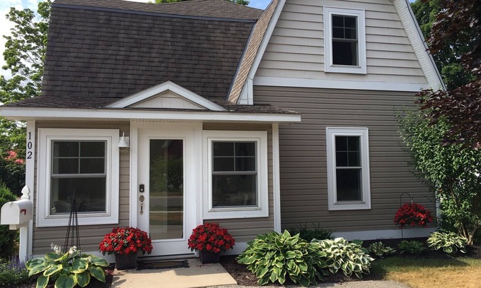 Charlevoix House | ★Charlevoix 5 Star-rated Cottage★