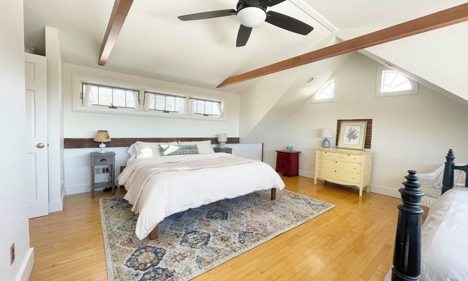 Charlotte Apartment | Charlotte village: full kitchen, king bed, views!