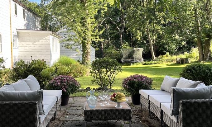 Rye House | Charm Colonial Walk to Town & Train · Bike to Beach