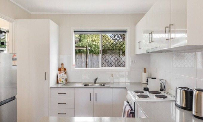 Centenary Heights Apartment | Charm in Leafy Centenary Heights!