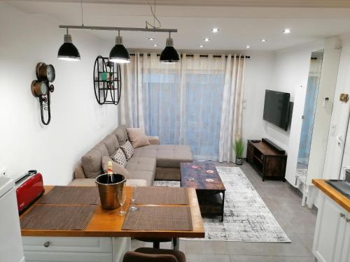 Laveyron Apartment | Charmant appartement T2 dans villa avec en supplément spa extérieur de mai à septembre