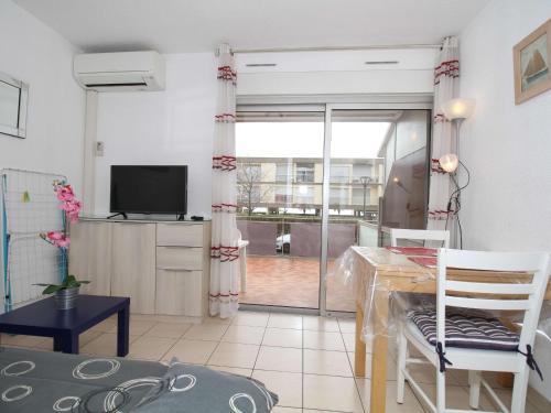 Balaruc-les-Bains Apartment | Charmant T1 avec grande terrasse, climatisé, proche des Thermes, équipé lave-vaisselle et lave-linge - FR-1-553-43