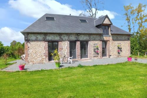 Fort-Moville House | Charmante Maison à Fort-Moville avec Terrasse Privée