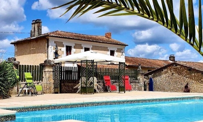 Chatenet Cottage | Charmante Maison de Campagne Paisible Avec Vues Magnifiques et Belle Piscine