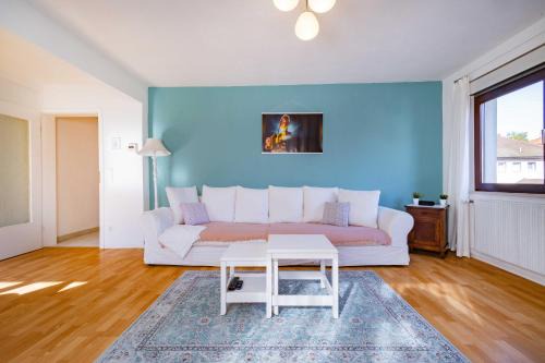 Steinbach Apartment | Charmante Wohnung -Altes Kino- 2SZ-2Bad-Terrasse-Netflix