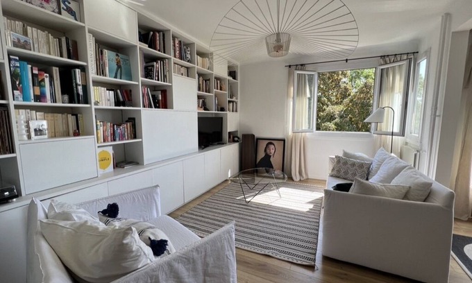 Saint-Cloud Apartment | Charme Parisien en Bordure de Seine