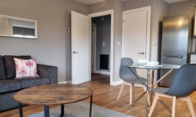 Knightcote Apartment | Charming 1-bed Apartment Near Redditch Town Centre