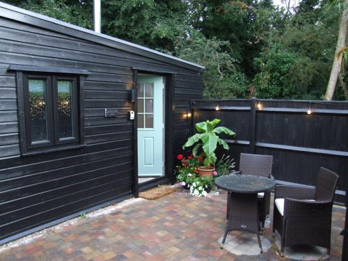 Filby House | Charming 1-Bed Lodge in woodland setting