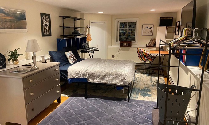 Burlington Apartment | Charming 1-bedroom apartment close to 95, malls, Lahey Hospital in Burlington