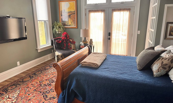 Covington Apartment | Charming 1-bedroom apartment in lovely Historic Covington modern amenities