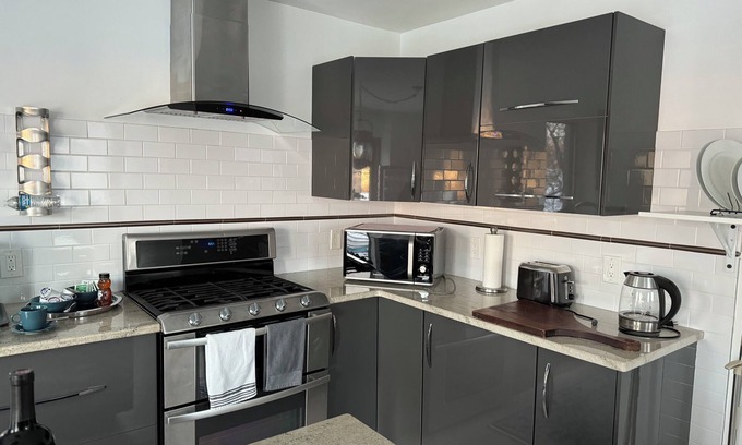 Riverside Apartment | Charming 1-bedroom apartment in amazing Greenwich with WiFi, AC, free parking