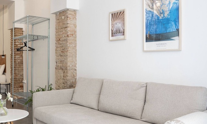 El Pilar Apartment | Charming 1-bedroom apartment in lovely València with WiFi, AC