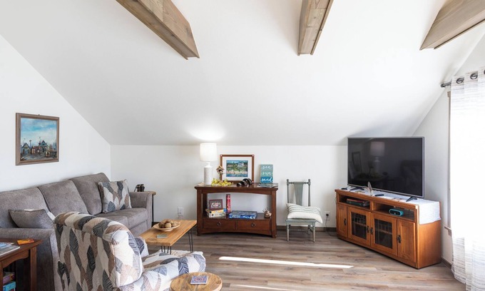 Seabeck Apartment | Charming 1-bedroom apartment with deck to view beautiful Seabeck Bay
