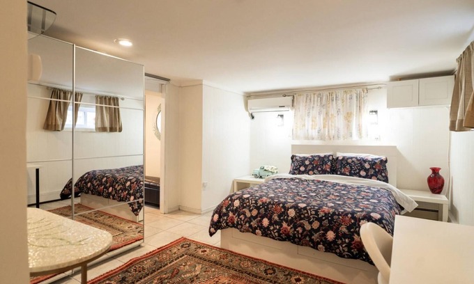 Roslyn Apartment | Charming 1-bedroom beautifully furnished apartment in quaint Roslyn w/Parking