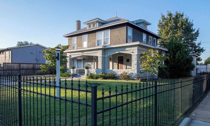 Central Gardens House | Charming 1-bedroom bungalow with large living space, WiFi, AC in midtown Memphis