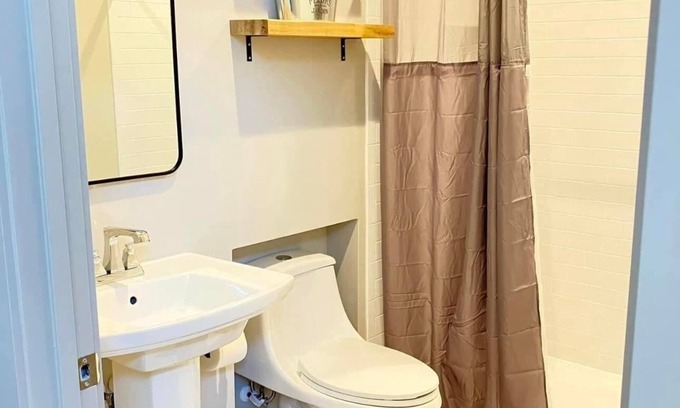 Uhland Cabin | Charming 1-Bedroom Cabin in Uhland with Kitchen & Walk-In Shower