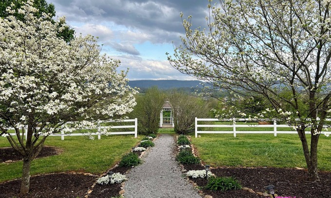 Maryville House | Charming 1-bedroom house with Smoky Mountains view, WiFi and AC in Maryville