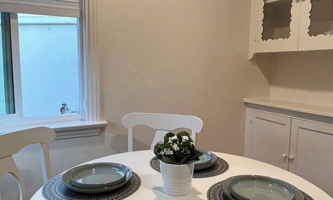 Alhambra House | Charming 1-bedroom house with AC and WiFi in Alhambra