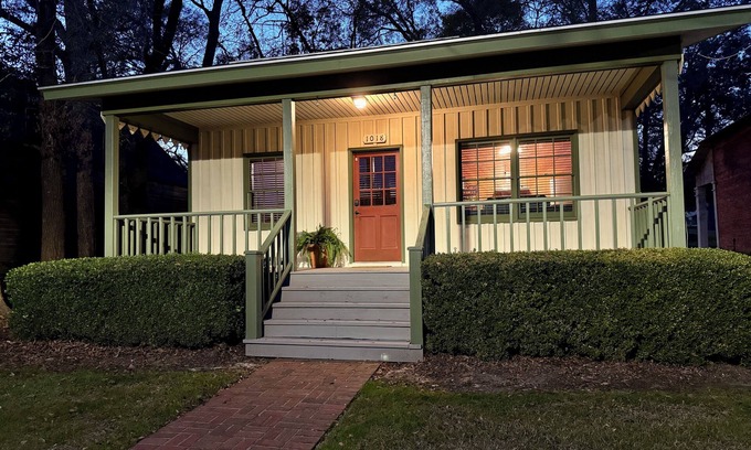 Thomasville House | Charming 1-bedroom house in Metcalfe with modern amenities and a vintage vibe