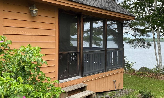 Smithfield Cottage | Charming 1-bedroom lakeside cottage with WiFi and AC in welcoming Smithfield