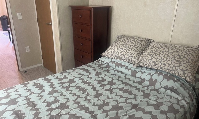 Chester House | Charming 1-bedroom tiny house in awesome Chester with WiFi, central AC and Heat.