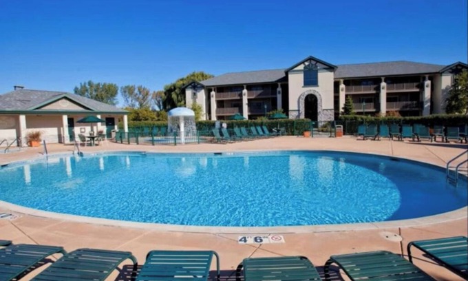 Lake Geneva Apartment | Charming 1-bedroom apartment with AC, fitness room in lovely Lake Geneva