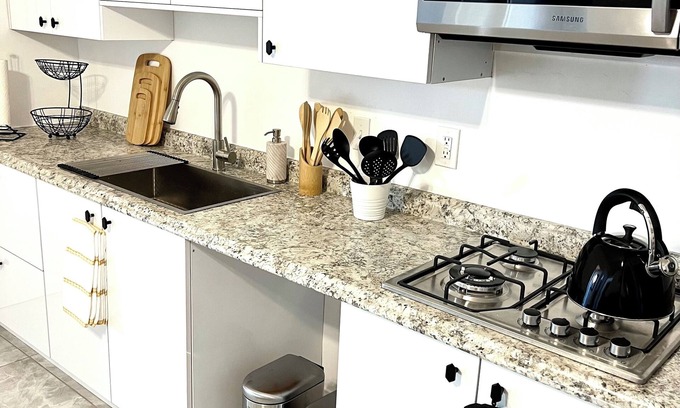 North Hills West House | Charming 1-bedroom house in amazing Los Angeles with AC, WiFi