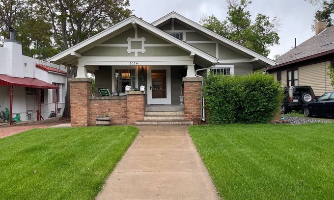Greeley House | Charming 1916 Craftsman Near UNC & Historic Downtown Greeley with AC and WiFi
