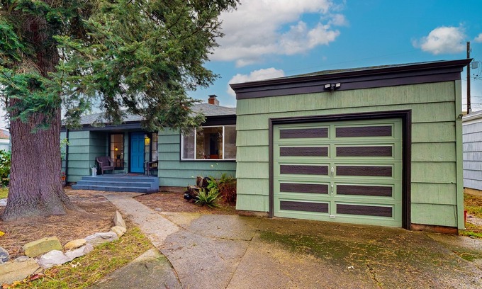 Eugene House | Charming 1950s remodeled home close to park, with WiFi, piano, deck