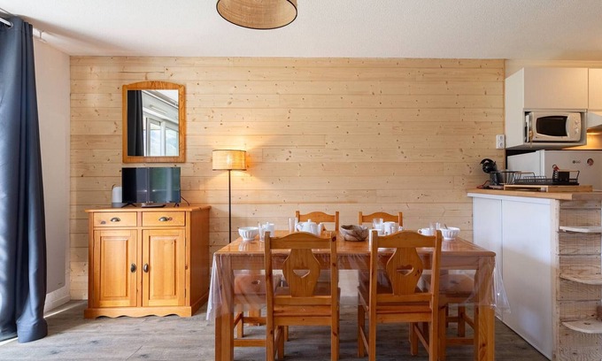 Germ Apartment | Charming 1BR+Cabin Apt for 6, Steps to Ski Lifts, Free Parking