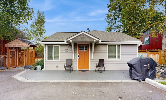 North Star House | Charming 1BR w/pull-out sofa and smart TV - dog friendly
