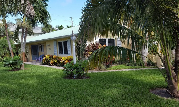 Juno Beach House | Charming 2/1 Tropical Getaway - Walk to Beach