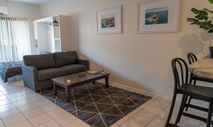 Hamilton Apartment | Charming 2 Apartments in delightful Islington with AC, Balcony & Wifi.