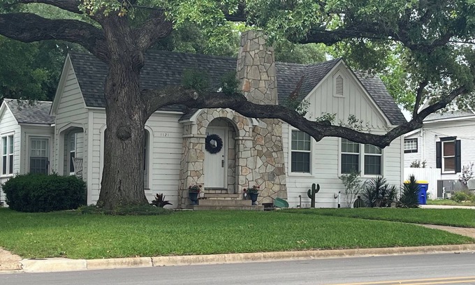 Gonzales House | Charming 2-bdrm house walking distance from historic downtown w/WiFi & HVAC.