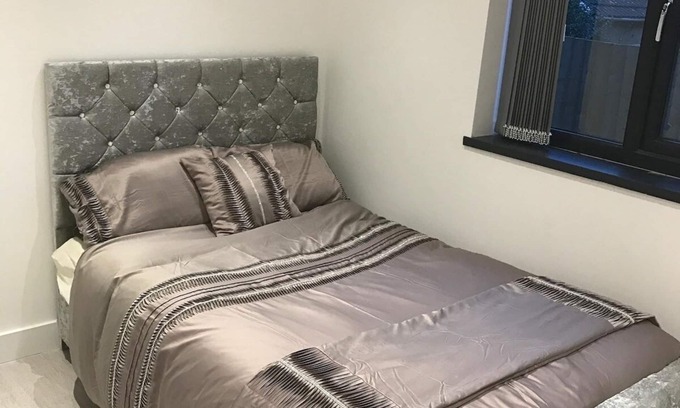 Sketty Apartment | Charming 2-Bed Flat in Swansea