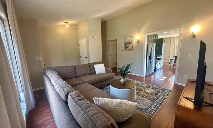 Grove City House | Charming 2-bed House w/King Bed & Garage in Grove City, Mins from 71 & Columbus