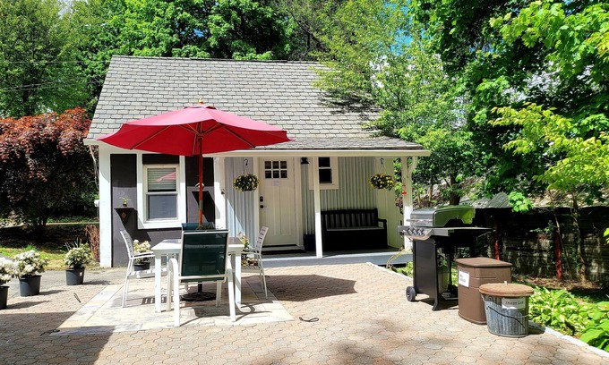 Cortlandt House | Charming 2 Bed backyard guesthouse close to Peekskill, WestPoint, & trails.