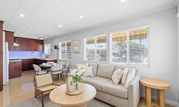 Sunset Beach House | Charming 2-bedroom house few step to Sand, near Down town Huntington Beach